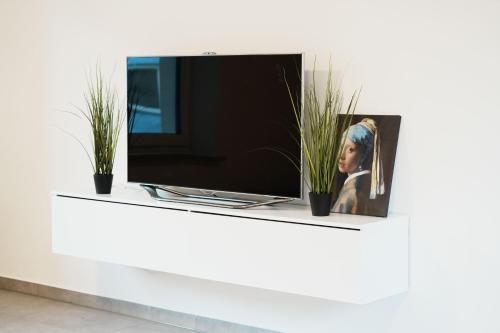 TV a/nebo společenská místnost v ubytování Ferienhaus Zentral, nahe Legoland und Stadtmitte, Flussblick - Perfekt für Familien, Geschäftstreffen, Monteure und mehr!
