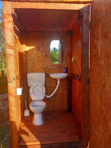 a small bathroom with a toilet and a sink at Kamp kucice in Boan