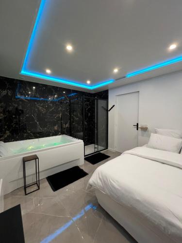 Ένα ή περισσότερα κρεβάτια σε δωμάτιο στο Suite Prestige Balnéo