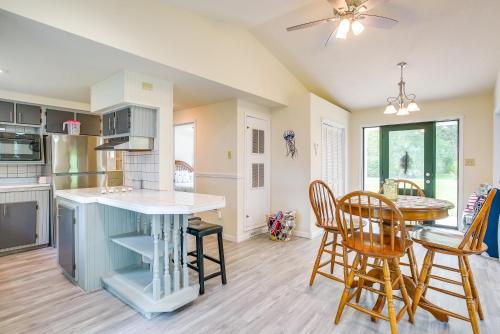 Dapur atau dapur kecil di Grand Lake Getaway with Boat Dock in St Marys!