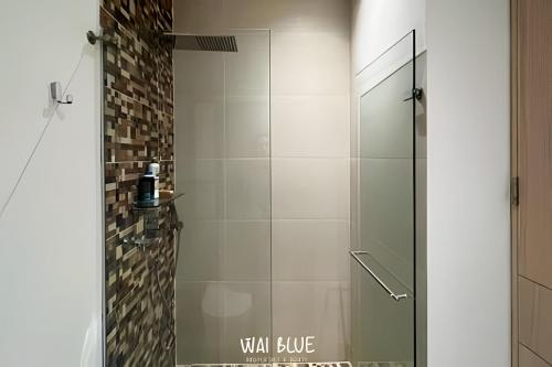 eine Dusche mit Glastür im Badezimmer in der Unterkunft Wai Blue/Luxury Beachfront/ Bello Horizonte/ TTO03 in Playa Dormida