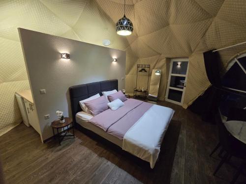 una camera da letto con un letto grande in una tenda di Kamp Glamp Plivska Oaza a Jajce