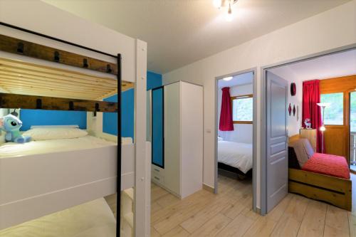 a bedroom with two bunk beds and a mirror at Au bon endroit N1 - Appartement 2 pièces 5 à 7 personnes - proche pistes - coeur station - balcon in Orcières