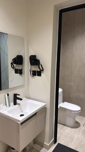 Bilik mandi di أستديو أنيق بتصميم حديث