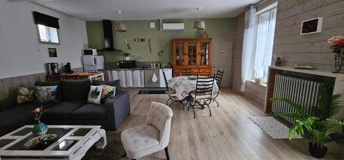 un salon avec un canapé et une table dans l'établissement La Maison de Vénus, à Luçon