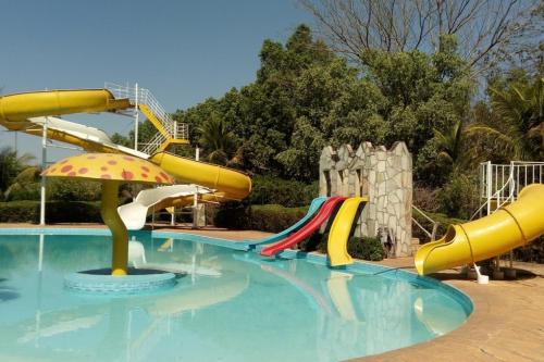 a water park with a slide in a pool at Recanto das Águas in Britânia