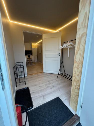 Gambar di galeri bagi Basement apartment 