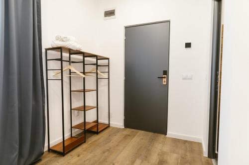 a room with a book shelf and a door at Pensiunea Arkara in Târgu-Mureş