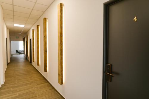 a corridor in an office building with a door at Pensiunea Arkara in Târgu-Mureş