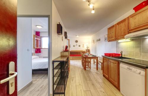 - une cuisine et un salon avec un lit dans une chambre dans l'établissement Au bon endroit N2 - Appartement 2 pièces 7 personnes - proche pistes - Belle vue, à Orcières