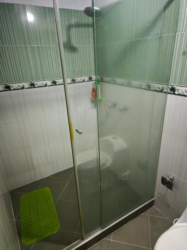 a shower with a green stool in a bathroom at Casa Descanso in Tunía