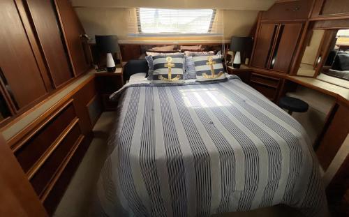 een bed in het midden van een kleine kamer bij HatTrick Sea View in Halifax