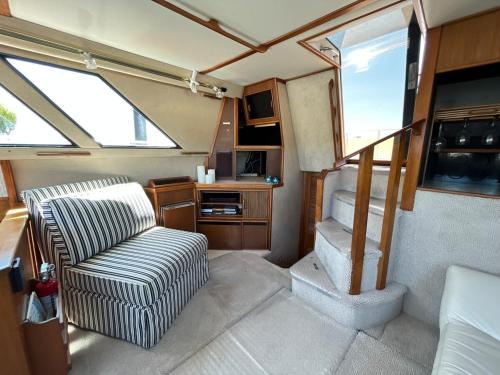 een woonkamer met een stoel en een trap in een camper bij HatTrick Sea View in Halifax