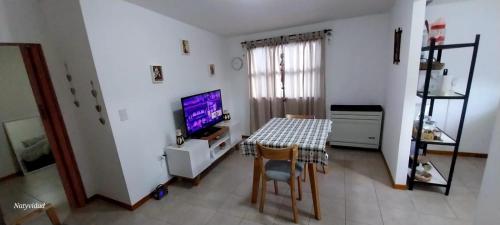 Μια τηλεόραση ή/και κέντρο ψυχαγωγίας στο -Departamento céntrico de 1 dormitorio