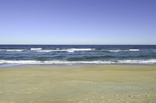 an empty beach with the ocean in the background at 4025 - Neaptide in Kitty Hawk