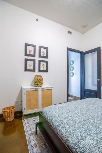 Ein Bett oder Betten in einem Zimmer der Unterkunft Modern Beltline Escape Sky-High Views DT Views