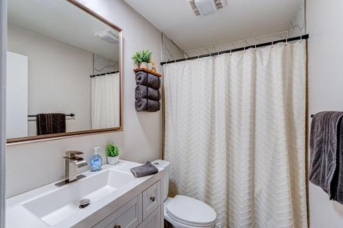 Ένα μπάνιο στο Luxury King Bed in Family Friendly Location