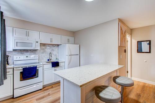 Η κουζίνα ή μικρή κουζίνα στο Luxury King Bed in Family Friendly Location