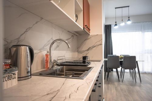 Η κουζίνα ή μικρή κουζίνα στο Central Soul Suites
