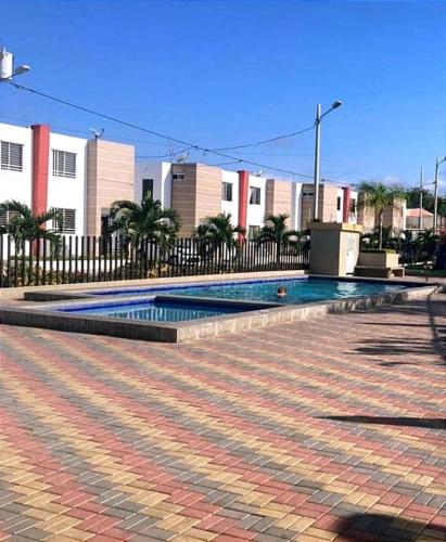 a swimming pool in the middle of a building at Habitaciones en casa de Mari en Manta in Manta