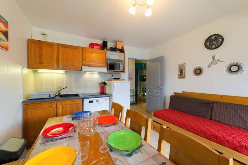 une cuisine et une salle à manger avec une table et une salle à manger dans l'établissement Au bon endroit N3 - Appartement 2 pièces 5/7 personnes - proche pistes - Belle vue montagne, à Orcières