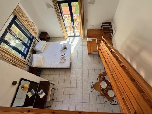 vistas a un dormitorio con cama y escalera en Olea bungalows, en Akrotiri