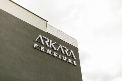 a sign on the side of a building at Pensiunea Arkara in Târgu-Mureş