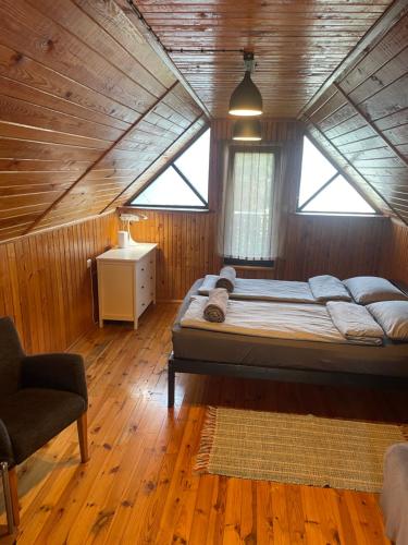 ベルナーティにあるSummer holiday house Vizuliのベッドルーム1室(屋根裏部屋に大型ベッド1台付)