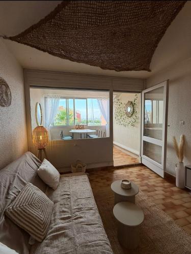 Ένα ή περισσότερα κρεβάτια σε δωμάτιο στο 4 couchages Vue port avec piscine et parking