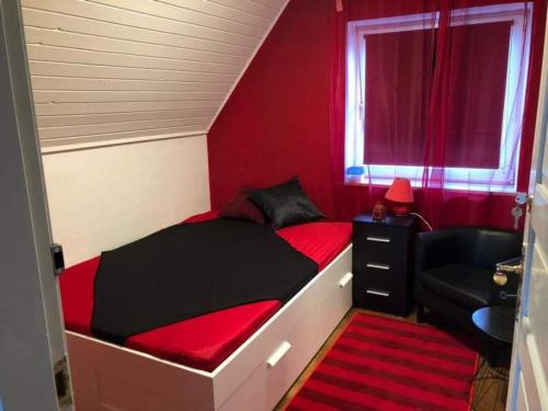 ホスにあるRooms in Krusåのベッドと椅子のある小さな寝室
