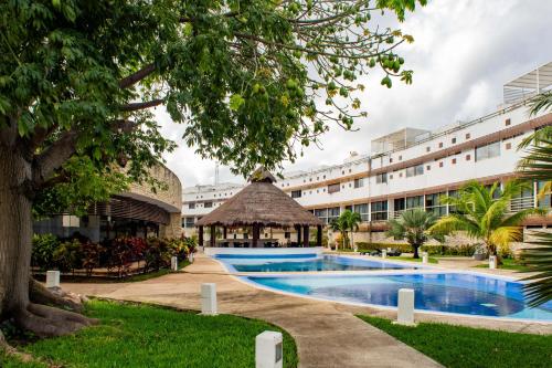 a resort with a swimming pool and a building at IDEAL & CÁLIDO apartamento de 3 PISOS ROOF & GYM in Cancún