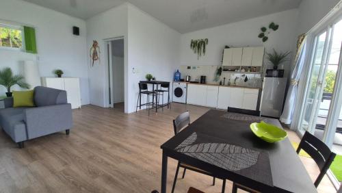 a living room with a dining table and a kitchen at Wonogiri Rocks in Tempuran