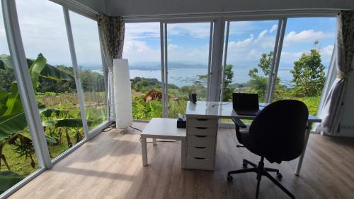 an office with a desk and a chair and a window at Wonogiri Rocks in Tempuran