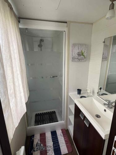 a bathroom with a shower and a sink at Casa Cany in Barreiros