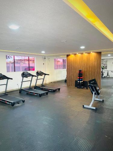 a gym with several treadmills and exercising machines at Apartamento Ponta de Campina, 500m da Praia, com Vista Incrível do Pôr do Sol in Cabedelo