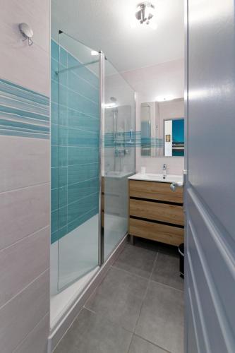 une salle de bain avec une douche en verre et un lavabo dans l'établissement Au bon endroit N4 - Studio avec coin montagne 2 à 4 personnes - proche pistes - Belle vue, à Orcières