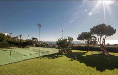 Instalaciones para jugar a tenis o squash en One bedroom with hotel amenities Nomad Dreams N5 o alrededores