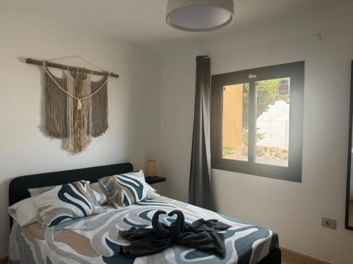Un dormitorio con una cama con toallas. en Casa Olivia Oasis Duna, en Corralejo
