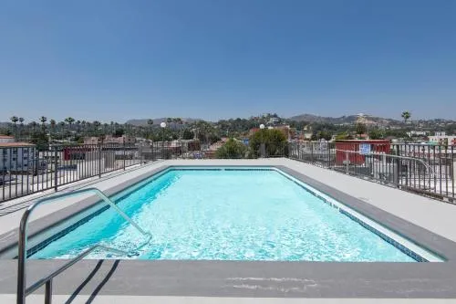 Stylish 2BR Apt with Rooftop Pool & Hollywood Views photo 1