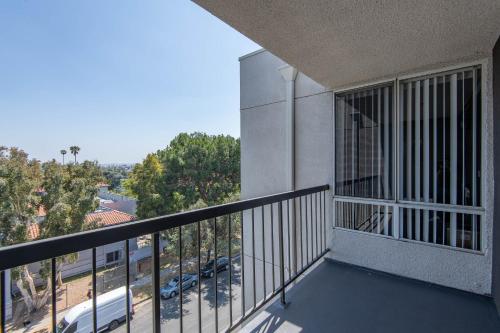 Stylish 2BR Apt with Rooftop Pool & Hollywood Views photo 10