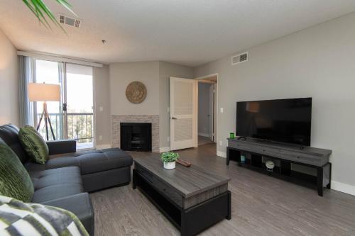 Stylish 2BR Apt with Rooftop Pool & Hollywood Views photo 12