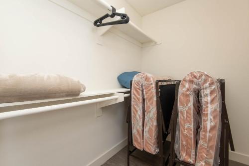 Stylish 2BR Apt with Rooftop Pool & Hollywood Views photo 14
