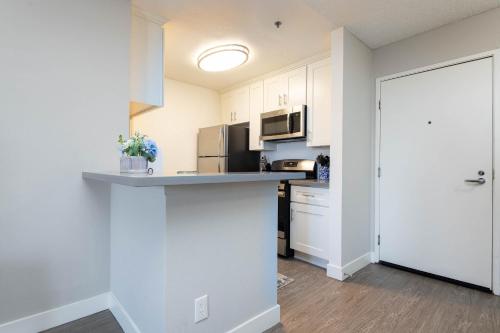 Stylish 2BR Apt with Rooftop Pool & Hollywood Views photo 15