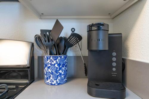 Stylish 2BR Apt with Rooftop Pool & Hollywood Views photo 16
