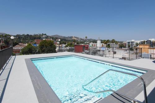 Stylish 2BR Apt with Rooftop Pool & Hollywood Views photo 17