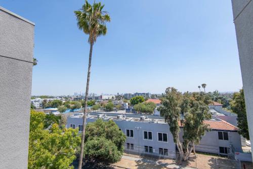 Stylish 2BR Apt with Rooftop Pool & Hollywood Views photo 18