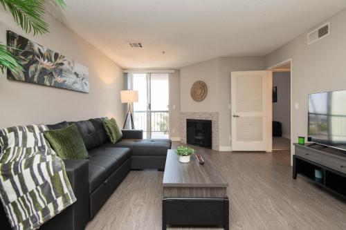 Stylish 2BR Apt with Rooftop Pool & Hollywood Views photo 19