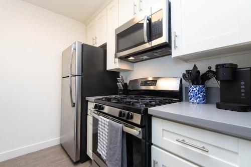 Stylish 2BR Apt with Rooftop Pool & Hollywood Views photo 21