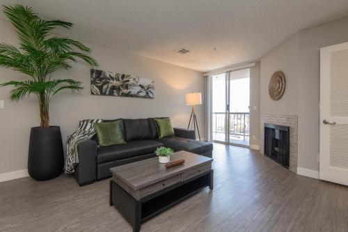 Stylish 2BR Apt with Rooftop Pool & Hollywood Views photo 22
