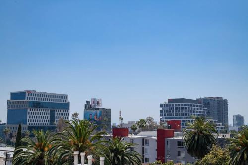 Stylish 2BR Apt with Rooftop Pool & Hollywood Views photo 23